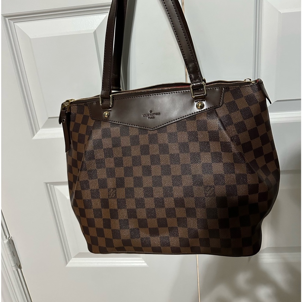 Pre loved LV shoulder bag. In mint condition .